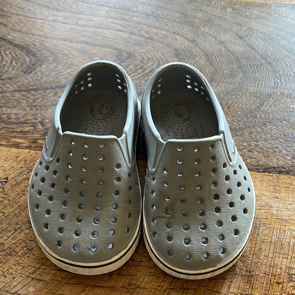 Native shoes size 5